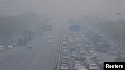 Kabut asap tebal yang menyelimuti ibu kota China setelah kota itu mengeluarkan peringatan polusi udara pertamanya untuk musim dingin, di Beijing, China 26 November 2018. (Foto: REUTERS/Jason Lee)