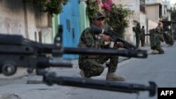 지난달 아프간 군기지에서 아프간 군인이 보초를 서고 있다. 