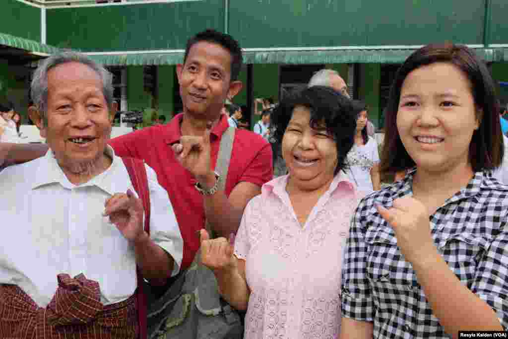 Sein Kyi, 87, dan anggota keluarganya menunjukkan jadi mereka yang sudah diberi tanda dengan tinta setelah memilih di Yangon, 8 November 2015.