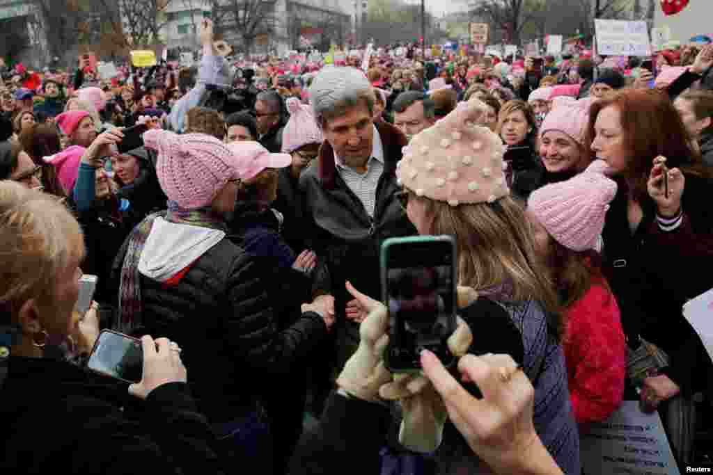 Former U.S. Secretary of State John Kerry walks to join the Women's March on Washington, after the inauguration of U.S. President Donald Trump, in Washington, D.C. Jan. 21, 2017. 