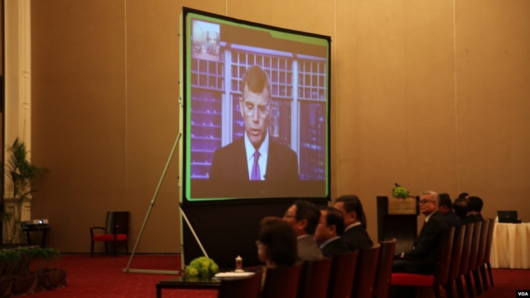 Stephen P. Groff, Wakil Presiden ADB, hadir melalui konferensi video mengenai sejarah kemitraan ADB dengan Kamboja di Phnom Penh, 5 Oktober 2016. (Tum Malis/VOA Khmer)
