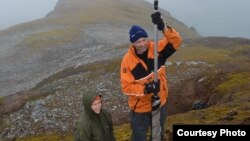 Les scientifiques britannique Dominic Hodson et Jessica Royles 