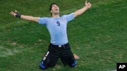 Dos golazos de Luis Suárez dieron el triunfo a los uruguayos.
