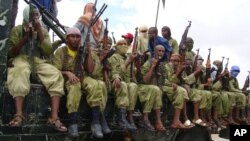 Des combattants Shebab patrouillent à bord d’un véhicule à Mogadiscio, Somalie, 30 octobre 2009. 