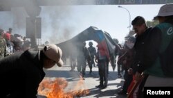 Estudiantes de la Universidad Pública de El Alto (UPEA), queman un neumático durante una protesta para exigir un aumento en el presupuesto de su institución, ubicada en las afueras de La Paz, Bolivia. Mayo 24 de 2018. REUTERS/David Mercado 