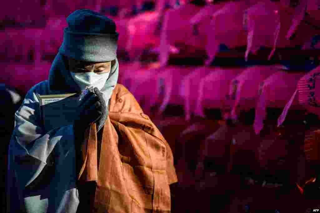 A monk from the Jogye Order, the largest Buddhist sect in South Korea, prays as he attends a mass rally of 5,000 Buddhists to protest alleged religious bias by South Korean President Moon Jae-in&#39;s administration, at the Jogye temple in Seoul.