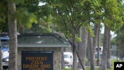 Un panneau à l'entrée de la ville, rappelle aux résidents de faire drainer ou de couvrir l'eau stagnante pour empêcher les moustiques de se reproduire, à Key Biscayne, en Floride, 17 août 2016.