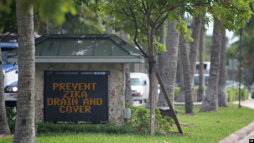 Papan peringatan penyebaran penyakit Zika di Key Biscayne, Florida (17/8). (AP/Wilfredo Lee)