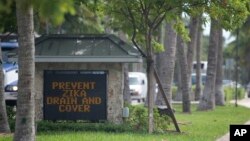 Papan peringatan penyebaran penyakit Zika di Key Biscayne, Florida (17/8). (AP/Wilfredo Lee)