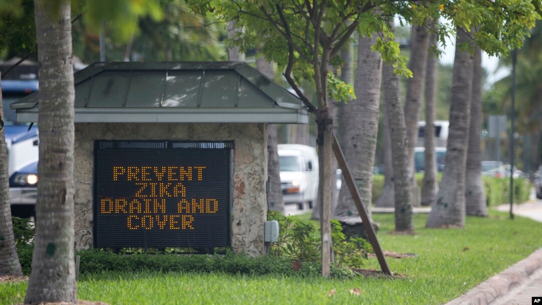 Papan peringatan penyebaran penyakit Zika di Key Biscayne, Florida (17/8). (AP/Wilfredo Lee)