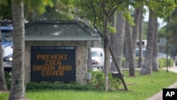 Papan peringatan penyebaran penyakit Zika di Key Biscayne, Florida (17/8). (AP/Wilfredo Lee)