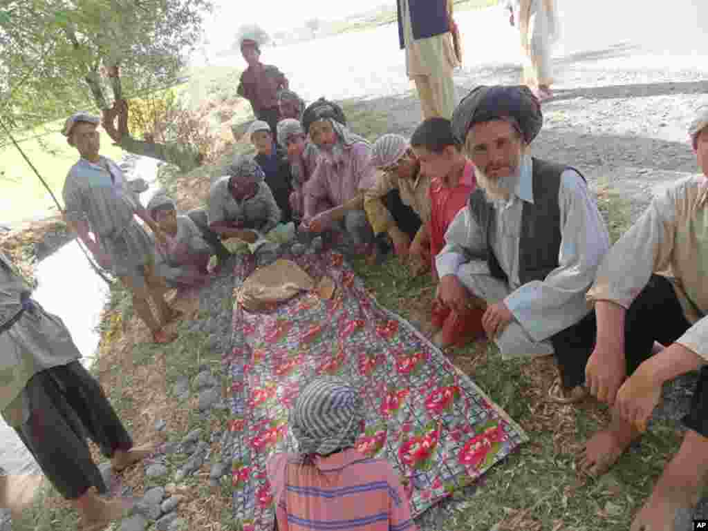 شاگردان مکاتب قندوز وتخار به جای درس خواندن، شالی کاری می کنند