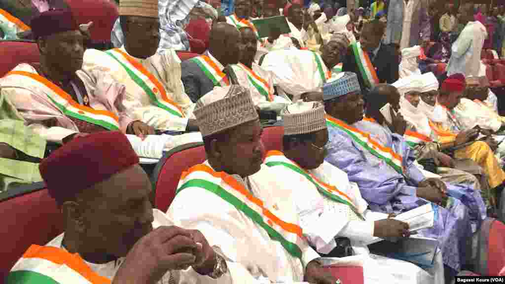 Des députés nigériens nouvellement élus lors de la première séance de la nouvelle Assemblée Nationale. Les élus de l’opposition ont boycotté la cérémonie au Palais des Congrès de Niamey, jeudi 24 mars 2016. 