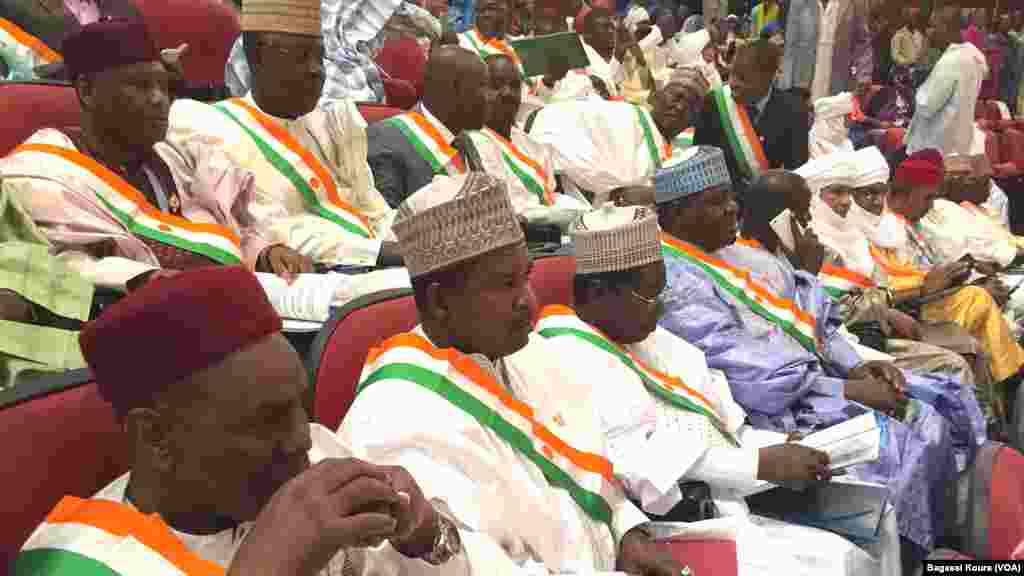 Des députés nigériens nouvellement élus lors de la première séance de la nouvelle Assemblée Nationale. Les élus de l&rsquo;opposition ont boycotté la cérémonie au Palais des Congrès de Niamey, jeudi 24 mars 2016.&nbsp;