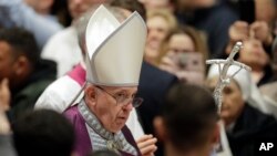 El papa Francisco hizo públicas además directrices para la protección de menores en la ciudad-estado del Vaticano y en su seminario para jóvenes, tras el escándalo mundial sobre abusos sexuales.