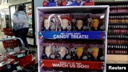 Sejumlah suvenir pilpres boneka Presiden Donald Trump dan lawannya, Joe Biden, tampak di toko permen, Largest Candy Store, di Jordan, Minnesota, 24 Oktober 2020. (Foto: Reuters)