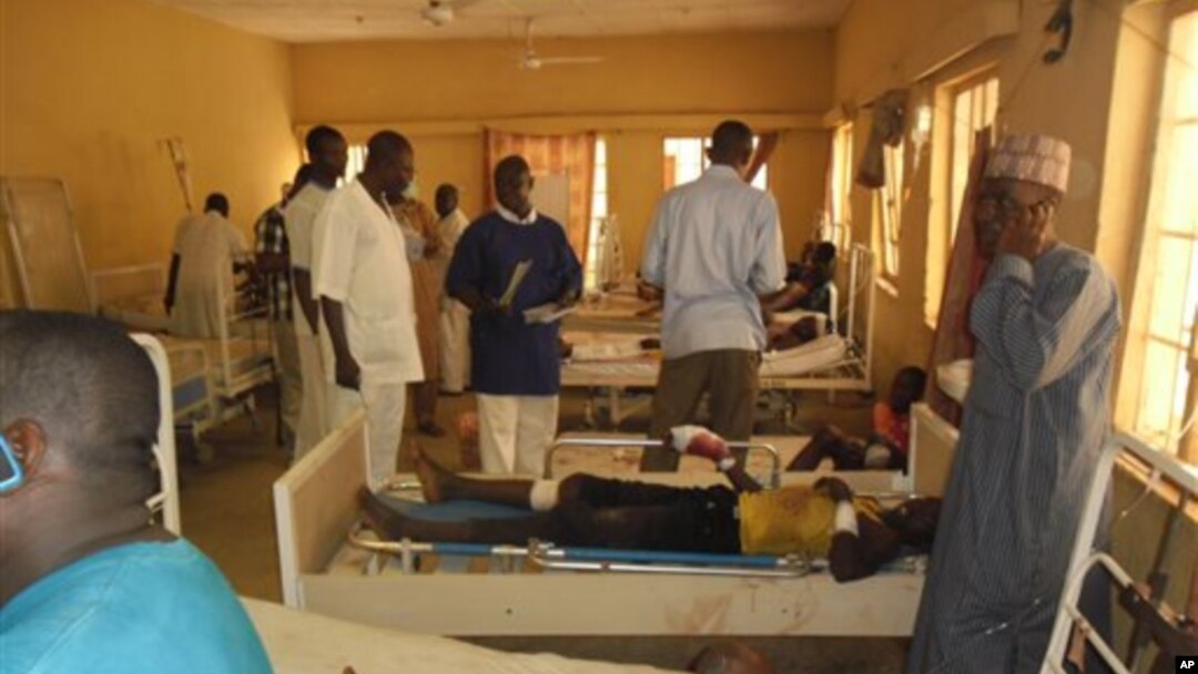 Para korban ledakan bom bunuh diri pada sebuah tempat menonton Piala Dunia menerima perawatan di rumah sakit di Damaturu, Nigeria (18/6). (AP/Adamu Adamu)