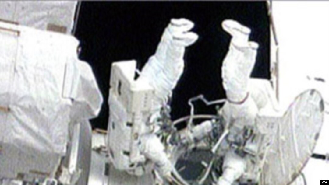 Dua astronot Amerika: Garrett Reisman (kiri) dan Stephen Bowen saat melakukan spacewalk di stasiun antariksa internasional, 17 Mei 2010.