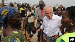 Senator AS Bob Corker berbicara dengan para pengungsi Sudan Selatan di kamp Bidi Bidi, Uganda, Jumat (14/4). 