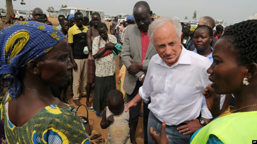 Senator AS Bob Corker berbicara dengan para pengungsi Sudan Selatan di kamp Bidi Bidi, Uganda, Jumat (14/4). 