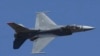 Američki mlazni avion F16 izvodi akrobacije poslednjeg dana Aero India 2019. u vazduhoplovnoj bazi u Bengaloru. 24. februar, 2019. (Foto: AP/Aijaz Rahi)