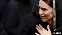 Džasinda Ardern posle molitve u džamiji Al-Nur u Hegli parku u Krajstčerču (Foto: Reuters)