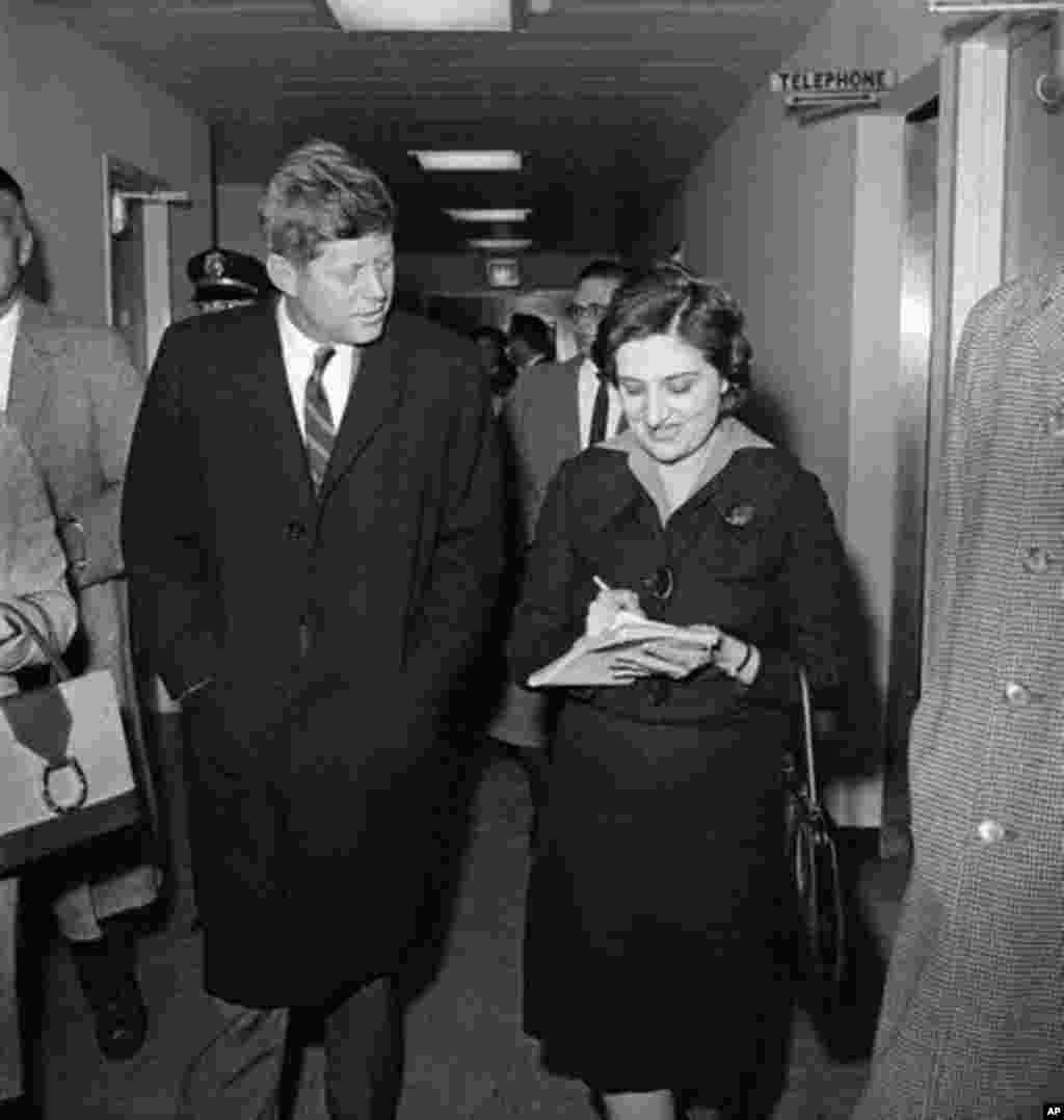 Jurnalist Helen Tomas ABŞ prezidenti seçilmiş Con Kennedidən Vaşinqtonda müsahibə götürür.