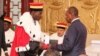Le président réélu de Guinée Alpha Condé prête serment devant la cour constitutionnelle pour un second mandat de cinq ans au palais royal de Sekoutoureya, à Conakry, le 21 décembre 2015.