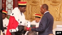 Le président réélu de Guinée Alpha Condé prête serment devant la cour constitutionnelle pour un second mandat de cinq ans au palais royal de Sekoutoureya, à Conakry, le 21 décembre 2015.
