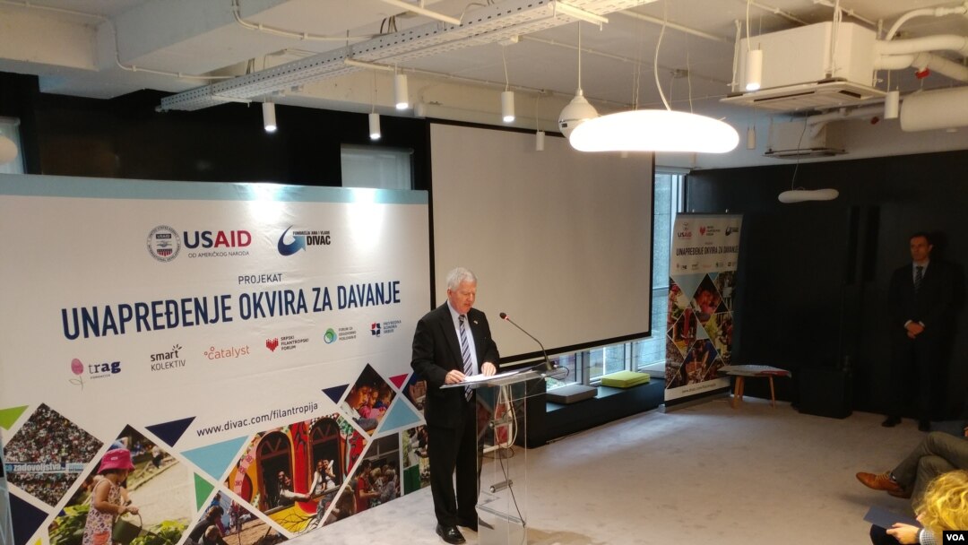 Ambasador SAD u Srbiji Kajl Skot na otvaranju Festivala filantropije, u Unikredit banci u Beogradu, 24. oktobra 2018. (VOA)