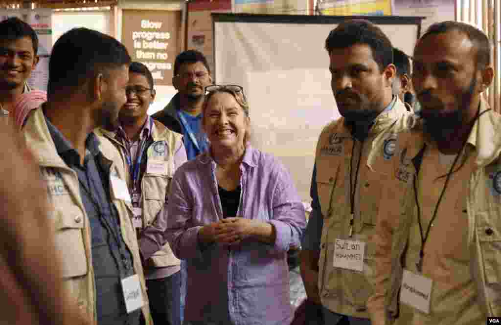 VOA Learning English trainer Caty Weaver leads a class of English language instructors at the Rohingya refugee camp in Teknaf, Bangladesh on Feb. 12, 2020. The program is part of a year-long course to provide English instruction methods and techniques to a selected group of 76 teachers. The teachers will, in turn, train a larger group of 5,000 volunteers to teach English to Rohingya refugees in Bengladesh. (Hai Do/VOA)