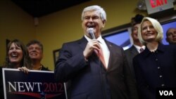 Kandidat Capres dan mantan Juru Bicara DPR Newt Gingrich berpidato didampingi istrinya, Calista (kanan) di restoran Whiteford, South Carolina (21/1).