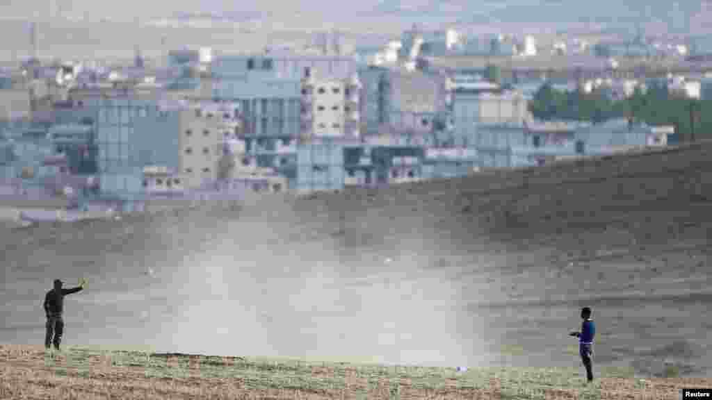 Binh sĩ Thổ Nhĩ Kỳ chặn một người đàn ông đi lên trên ngọn đồi gần cửa khẩu Mursitpinar trên biên giới Thổ Nhĩ Kỳ-Syria, ngày 26/10/2014. 