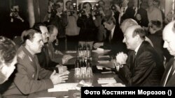 Костянтин Морозов у якості міністра оборони України на першій зустрічі з генеральним секретарем НАТО Манфредом Вернером у Києві 23 лютого 1992 р.