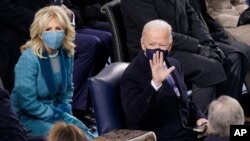 La Primera Dama, Jill Biden, junto al mandatario de EE.UU., Joe Biden el día de la toma de posesión el 20 de enero de 2021.