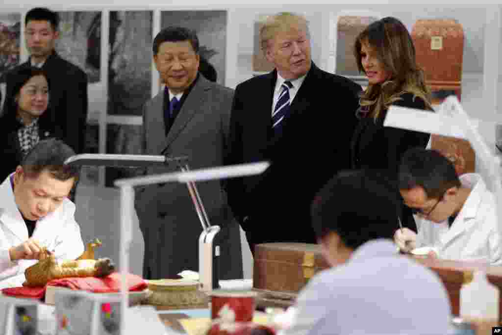 Dari kanan, Ibu Negara Melania Trump, Presiden Donald Trump, dan Presiden China Xi Jinping tur&nbsp;the Conservation Scientific Laboratory di Kota Terlarang di Beijing, 8 November 2017.