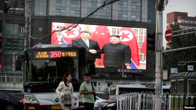 北京街頭2019年6月20日播放中國官媒CCTV播放的有關中國國家主席習近平和朝鮮領導人金正恩在平壤會晤的畫面。