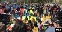 People from Florida, Colorado, North Carolina, Maryland and Virginia converged on Washington to tell President Donald Trump that We Belong Together—a campaign that focuses on the impact of the immigration policies on women and children, April 13, 2017. (A. Barros/VOA)