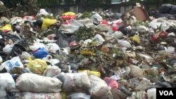 Tumpukan sampah tidak dapat ditampung sehingga meluber sampai ke jalan-jalan di Bandung. (VOA/R. Teja Wulan)