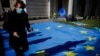 Un homme participe à un événement de Pulse of Europe pour recueillir des signatures de soutien à l'Italie, devant l'ambassade d'Italie à Berlin le 22 avril 2020. (AP Photo/Markus Schreiber)