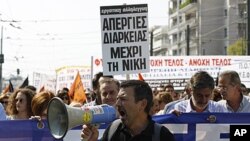 Protestataires grecs lançant des slogans durant une marche le 5 octobre 2011