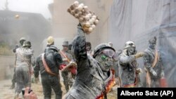 Tradisi festival Els Enfarinats yaitu perang tepung, telur, dan kembang api di Ibi, dekat Alicante, Spanyol, yang telah berlangsung selama 200 tahun (foto: AP Photo/Alberto Saiz)