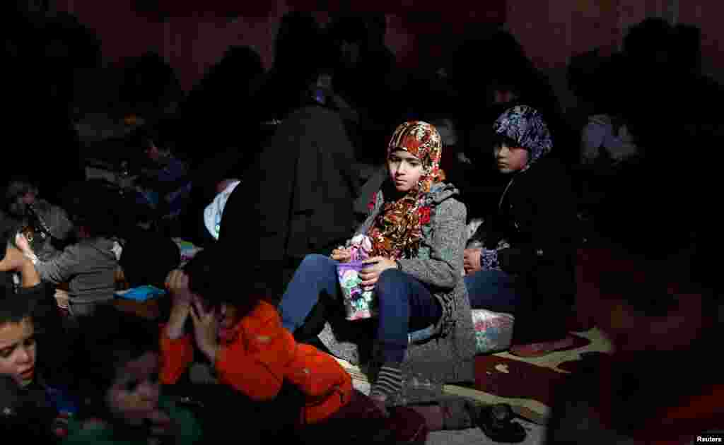 ایس ڈی ایف کے ترجمان کے مطابق رقہ پر قابض شدت پسند جنگجووں کو شہر سے نکلنے کا آخری موقع دیا گیا تھا جس کے بعد داعش کے لگ بھگ پونے تین سو جنگجو ہفتے اور اتوار کی درمیانی شب شہر سے نکل گئے ہیں۔ &nbsp;