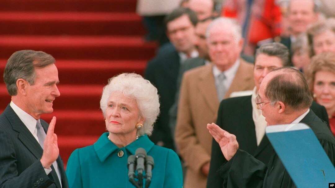 Presiden George H.W. Bush saat dilantik sebagai presiden AS ke-41 di depan Capitol didampingi oleh istrinya, Barbara Bush, yang memegang Alkitab untuk suaminya, 20 Januari 1989.