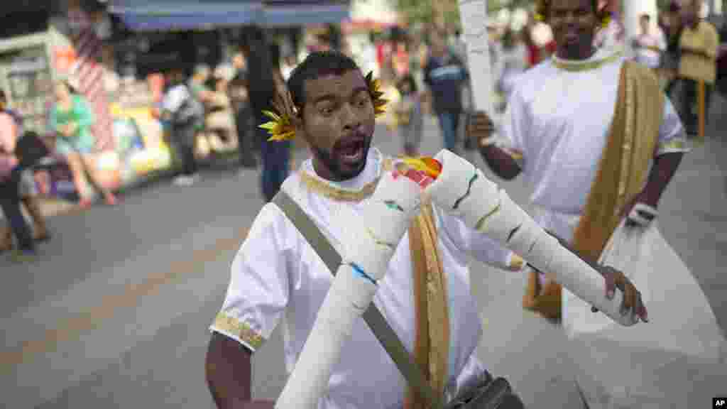 Un homme vend des torches en plastique, à Niteroi, 2 août 2016.