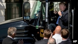 El presidente Trump bromea sentado en un camion trailer en los jardínes de la Casa Blanca: para el Obamacare, en cambio, la hora de la verdad ha llegado.