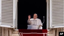 El papa Francisco saluda a los fieles en la Plaza de San Pedro desde una ventana del Vaticano el 9 de junio de 2024.