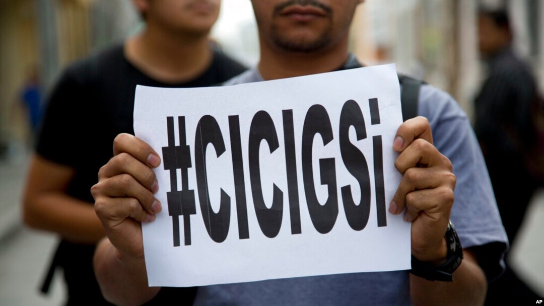 La tensión entre la CICIG y Morales comenzó en enero 2017 tras las acusaciones contra su hijo y su hermano y recrudecieron poco después de mitad de año ese cuando la Comisión pidió que se le retirara la inmunidad a Morales para investigarlo por supuesto financiamiento electoral.