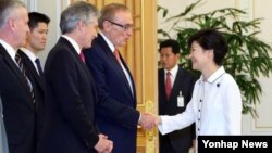 박근혜 한국 대통령이 4일 청와대에서 봅 카 호주 외교장관(왼쪽 세 번째), 스티븐 스미스 국방장관 등과 차례로 인사하고 있다.
