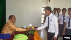 ບັນດານັກສຶກສາ ມະຫາວິທະຍາໄລສ້າງຄູ ຮຽນຈົບຫລັກສູດ ແລະໄດ້ຮັບປະລິນຍາຕີ.